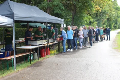 Ansturm beim Verkauf von Fischspezialit&auml;ten zeugt von hoher Qualit&auml;t der Produkte  (Bild vergr&ouml;&szlig;ern)