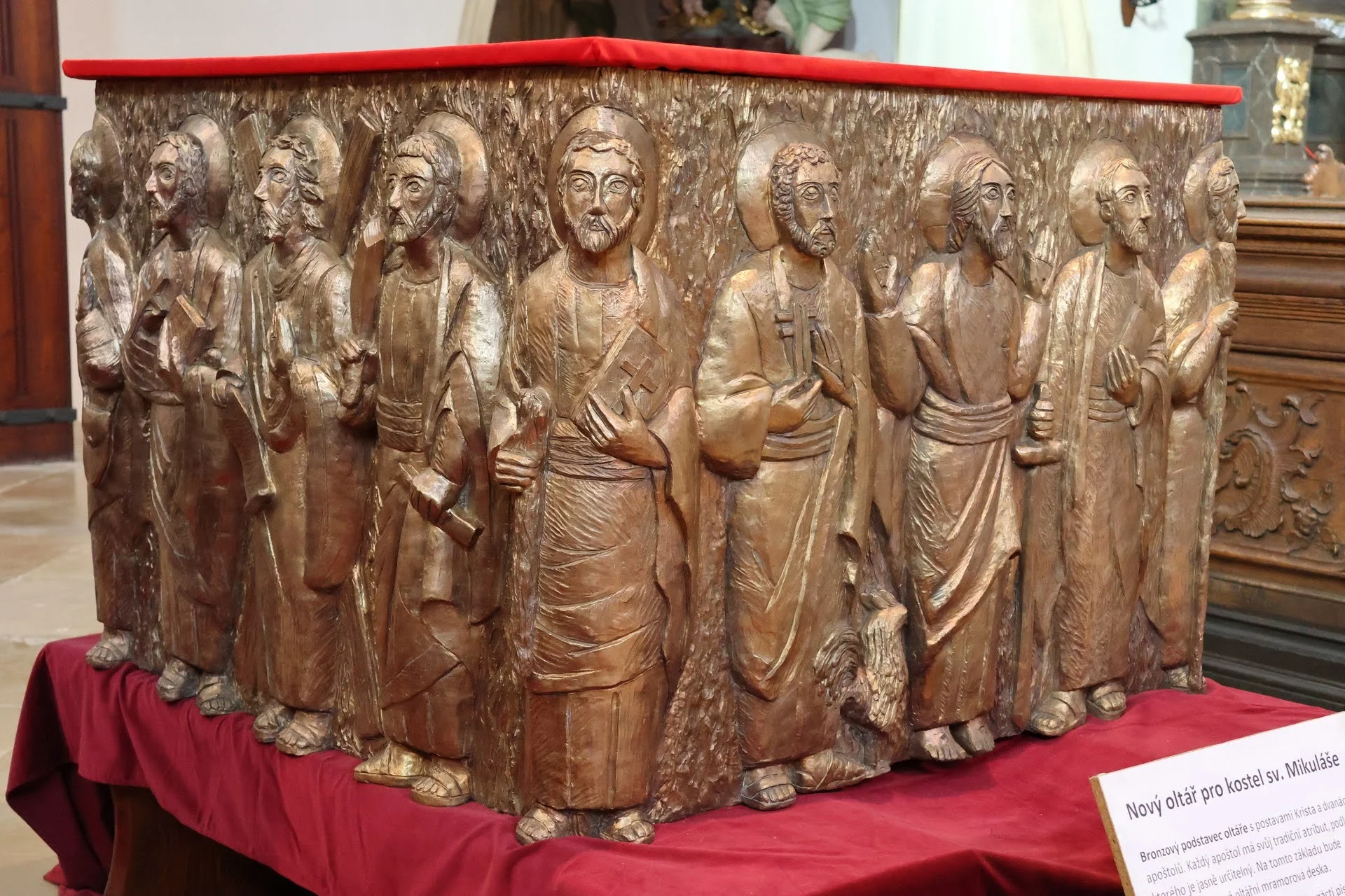 Bild: neuer Altar