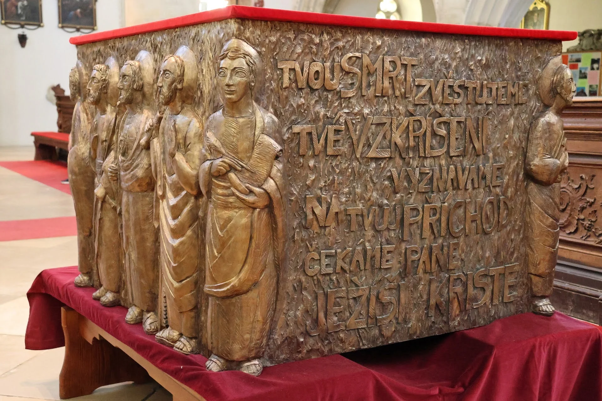 Bild: neuer Altar