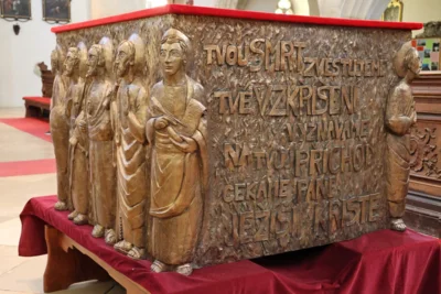 neuer Altar  (Bild vergr&ouml;&szlig;ern)