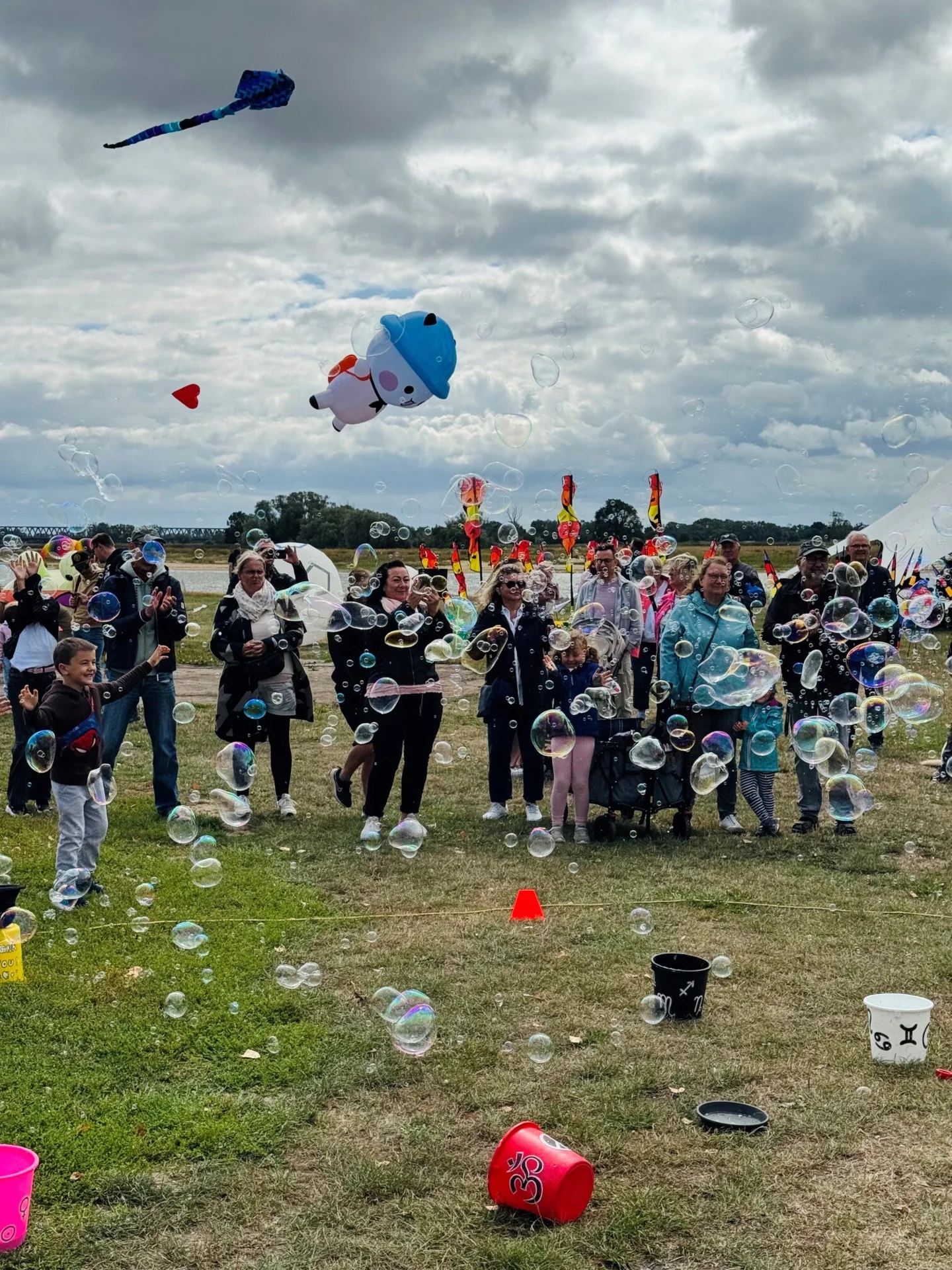 Bild: Seifenblasenkunst am Nedwighafen