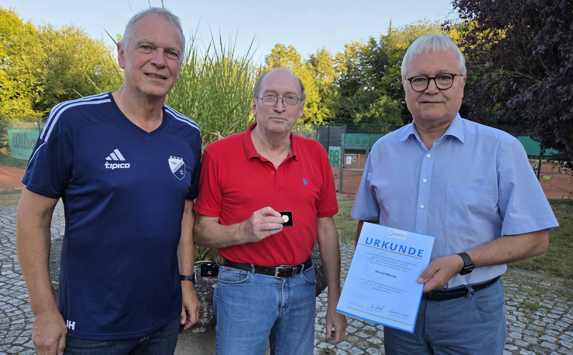 Bild: Auszeichnung für langjähriges Engagement im Vereinssport: Bernd Mecke erhält die Goldene Ehrennadel des LandesSportBundes Niedersachsen e.V.
