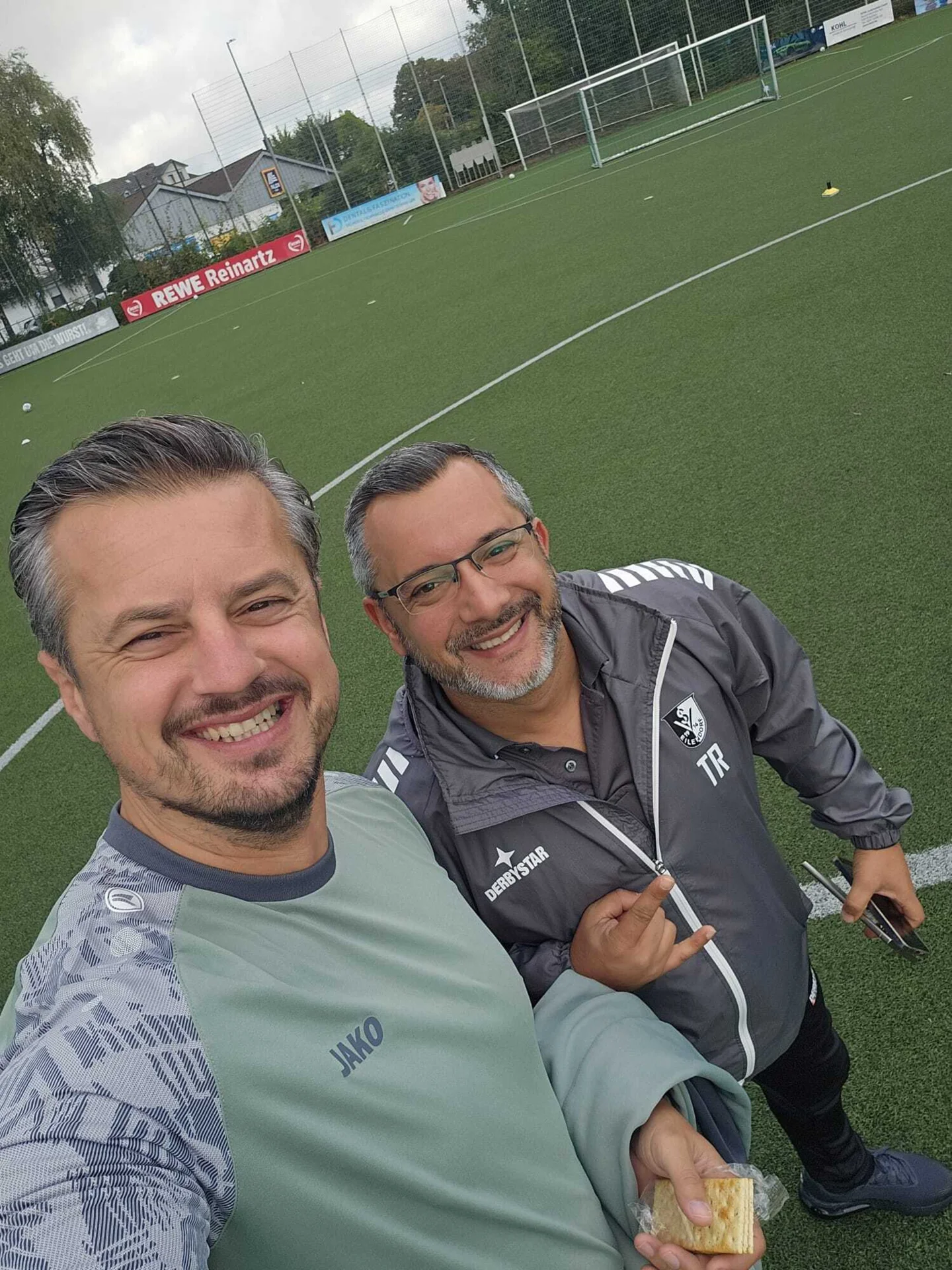 Bild: Organisatoren Gürhan (SVE) und Dejan (Etoile Elsautoise)