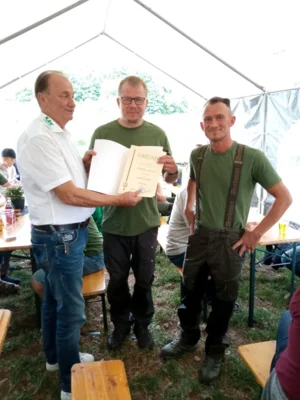 Arndt Kemesies (l.) und Christian Herrmann (r.) beim Auszeichnungsakt f&uuml;r Christian Antrack (m.)  (Bild vergr&ouml;&szlig;ern)