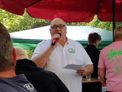 Gerhard Jarosz &uuml;berbringt Gru&szlig;adresse des LAV  (Bild vergr&ouml;&szlig;ern)