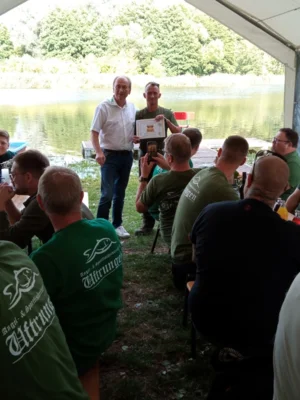 Freude &uuml;ber den Vereinszuschuss beim Uftrunger Vorsitzenden Christian Herrmann  (Bild vergr&ouml;&szlig;ern)