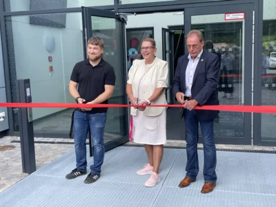 Ein besonderer Moment: B&uuml;rgermeister Arne Christiani (im Bild auf der rechten Seiten) er&ouml;ffnet gemeinsam mit Rektorin Frau Wilde-Balzer (mittig im Bild) und Hortleiter Kai Thiele (links im Bild) die neue Grundschulfiliale. Foto: Gemeinde Gr&uuml;nheide (Mark)/Kaatz  (Bild vergr&ouml;&szlig;ern)