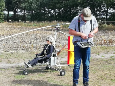 Harald macht den Gyrokopter startklar  (Bild vergr&ouml;&szlig;ern)