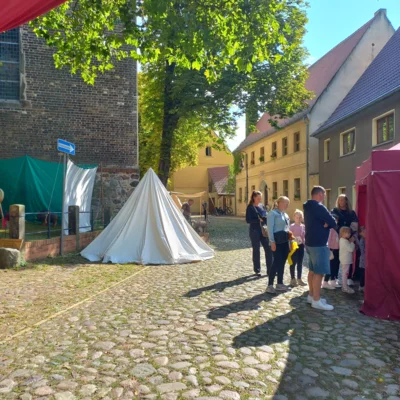 Foto des Albums: Das Kurfürstenpaar & Gefolge besucht zum Margarethenfest die Stadtkirche während der 