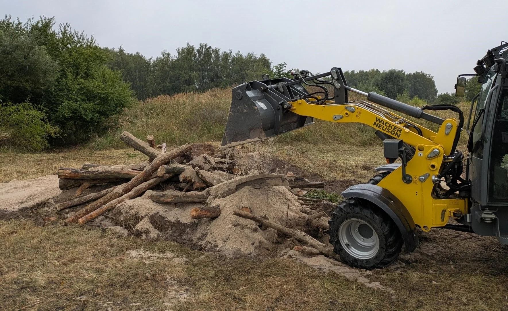 Bild: Schichtungsarbeit © Landschafts-Förderverein Nuthe-Nieplitz-Niederung e.V./Menzel