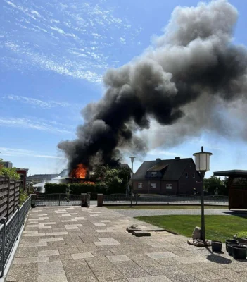 Foto des Albums: 03.06.2023 Feuer 2 - Gartenweg Velpke - Brennt Carport