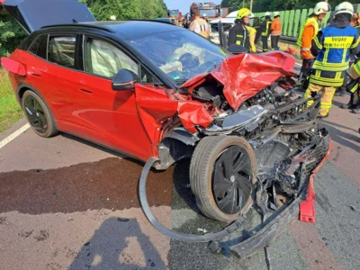 Foto des Albums: 09.07.2023 Person eingeklemmt - B188 GrafhorstOebisfelde - Elektrofahrzeug Frontalaufprall,2 PKW
