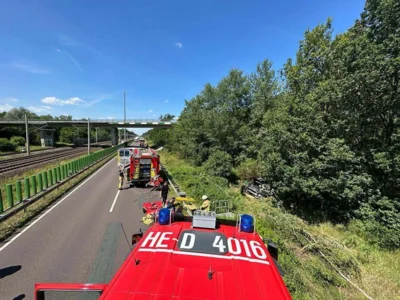 Foto des Albums: 11.07.2023 Person eingeklemmt - B188 GrafhorstVorsfelde - 1 PKW hängt im Baum,1 verletzte Person