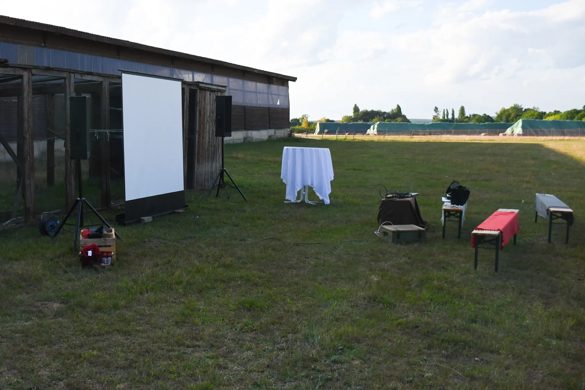 Bild: Aufbau Filmvorführung © Landschafts-Förderverein Nuthe-Nieplitz-Niederung e.V./Timme