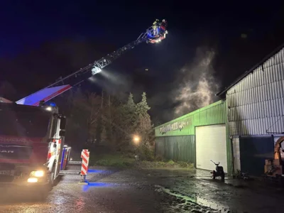 Foto des Albums: 10.12.2023 Feuer 3 - Rotdornstr. Kl.Twülpstedt - Brennt vermutlich Maschinenhalle