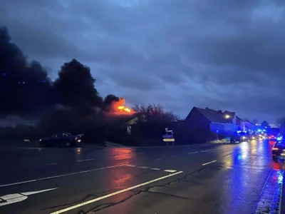 Foto des Albums: 10.12.2023 Feuer 3 - Rotdornstr. Kl.Twülpstedt - Brennt vermutlich Maschinenhalle
