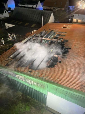 Foto des Albums: 10.12.2023 Feuer 3 - Rotdornstr. Kl.Twülpstedt - Brennt vermutlich Maschinenhalle