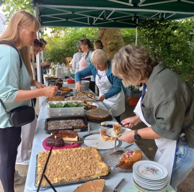 Foto des Albums: Traditionelles Platanencafe zum Margarethenfest am Sonntagnachmittag auf dem Kirchplatz