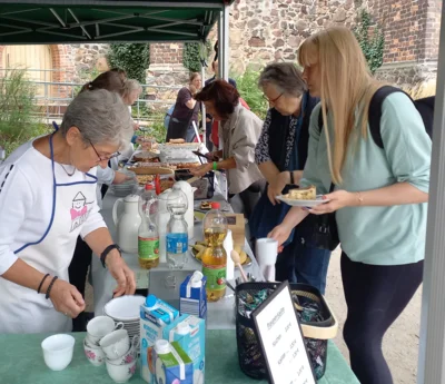 Foto des Albums: Traditionelles Platanencafe zum Margarethenfest am Sonntagnachmittag auf dem Kirchplatz
