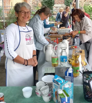 Foto des Albums: Traditionelles Platanencafe zum Margarethenfest am Sonntagnachmittag auf dem Kirchplatz