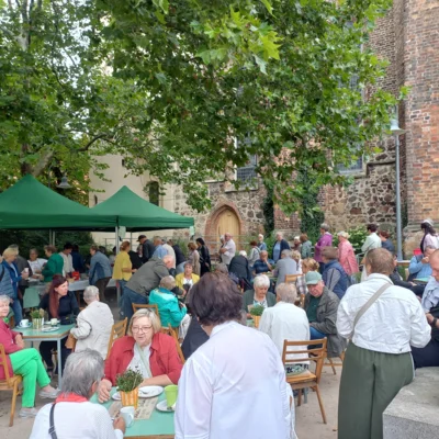 Foto des Albums: Traditionelles Platanencafe zum Margarethenfest am Sonntagnachmittag auf dem Kirchplatz