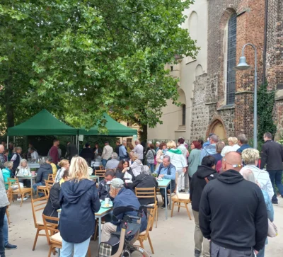 Foto des Albums: Traditionelles Platanencafe zum Margarethenfest am Sonntagnachmittag auf dem Kirchplatz