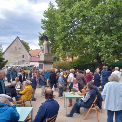 Foto des Albums: Traditionelles Platanencafe zum Margarethenfest am Sonntagnachmittag auf dem Kirchplatz