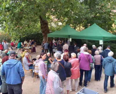 Foto des Albums: Traditionelles Platanencafe zum Margarethenfest am Sonntagnachmittag auf dem Kirchplatz