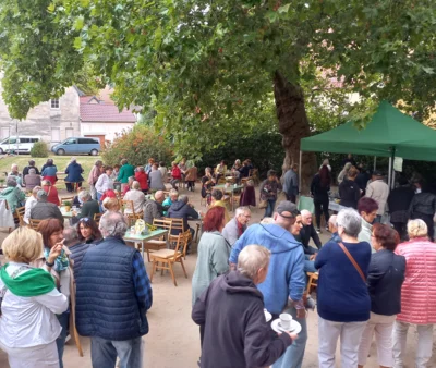 Foto des Albums: Traditionelles Platanencafe zum Margarethenfest am Sonntagnachmittag auf dem Kirchplatz