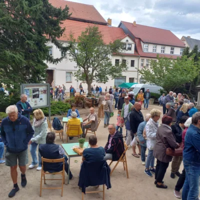 Foto des Albums: Traditionelles Platanencafe zum Margarethenfest am Sonntagnachmittag auf dem Kirchplatz