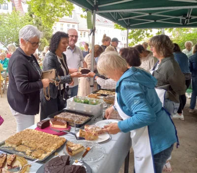Foto des Albums: Traditionelles Platanencafe zum Margarethenfest am Sonntagnachmittag auf dem Kirchplatz