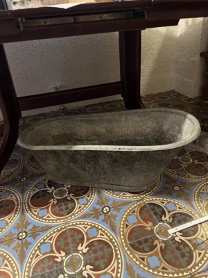 alte Kinderbadewanne  (Bild vergr&ouml;&szlig;ern)