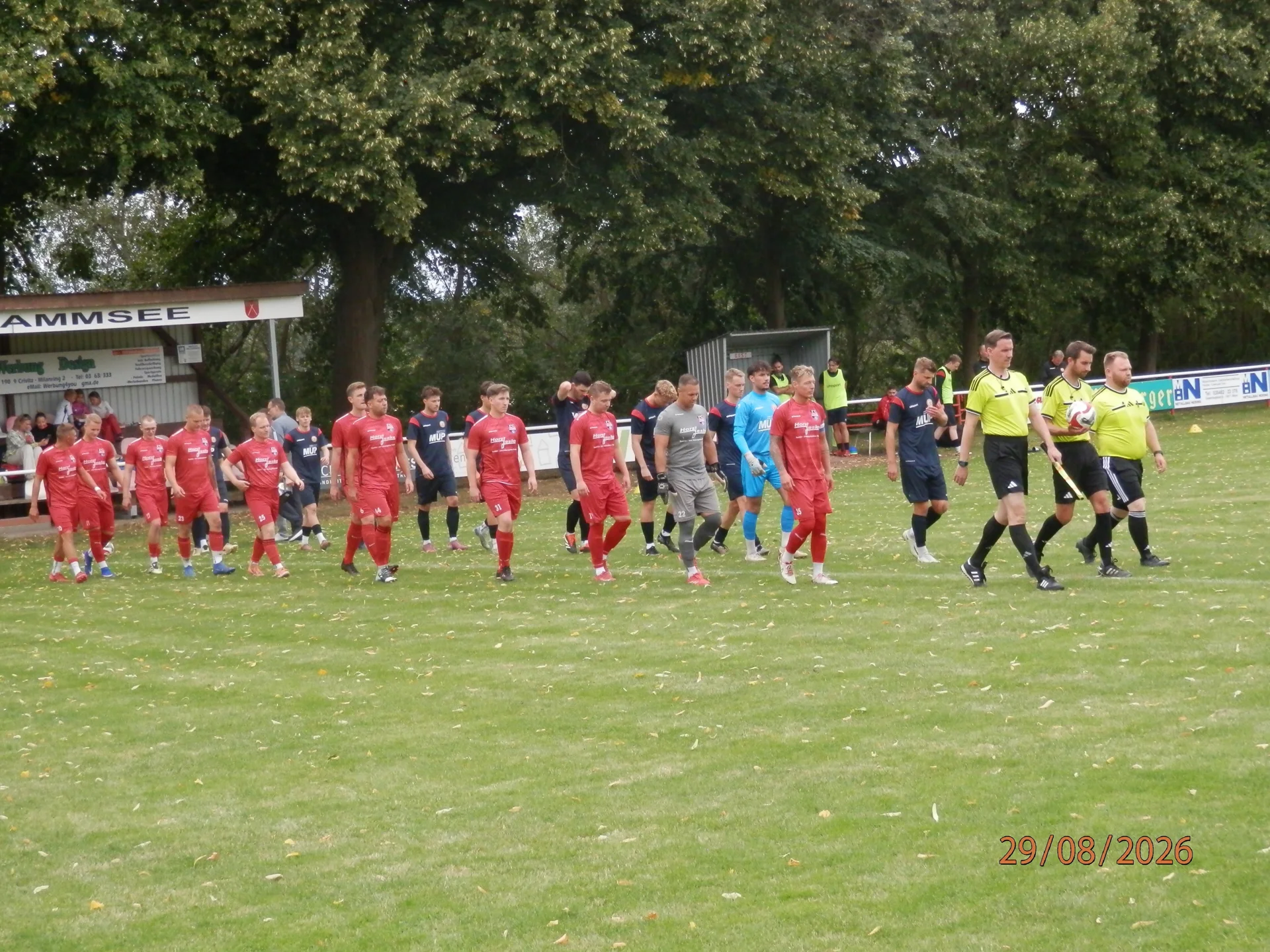 Bild: Auflaufen zur Punktspielsaisoneröffnung Am Glammsee. FC Seenland Warin gegen FC Mecklenburg Schwerin II.