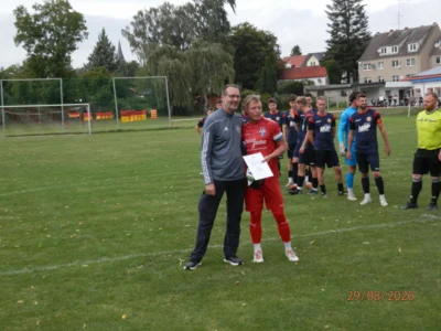 &Uuml;bergabe der Fairplay Ehrung aus der vergangenen Saison durch den Staffelleiter an den Wariner Mannschaftskapit&auml;n Dennis Martens. 