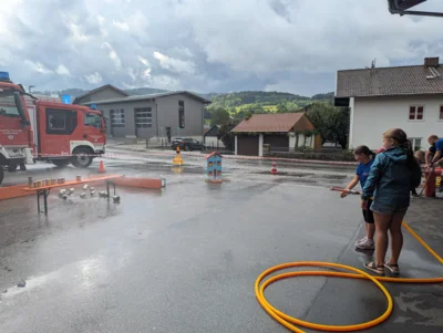 Vor dem Feuerwehrhaus wurde Treffsicherheit mit der K&uuml;belspritze ge&uuml;bt.  (Bild vergr&ouml;&szlig;ern)