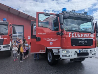 Beliebt waren auch die die Fahrten durchs Dorf mit dem Feuerwehrauto.  (Bild vergr&ouml;&szlig;ern)