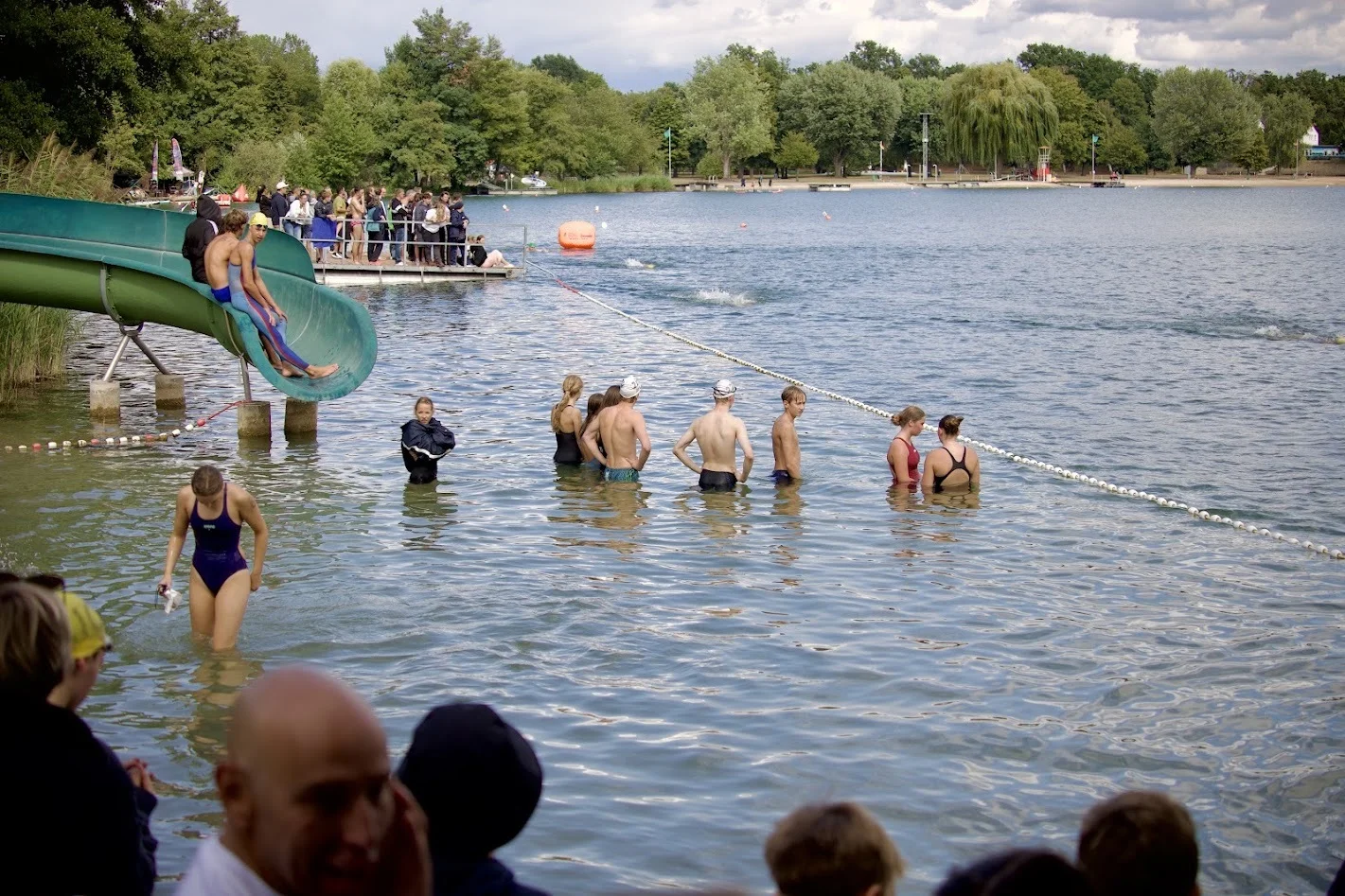 Bild: Team-Mitglieder warten auf ihre Staffelschwimmer
