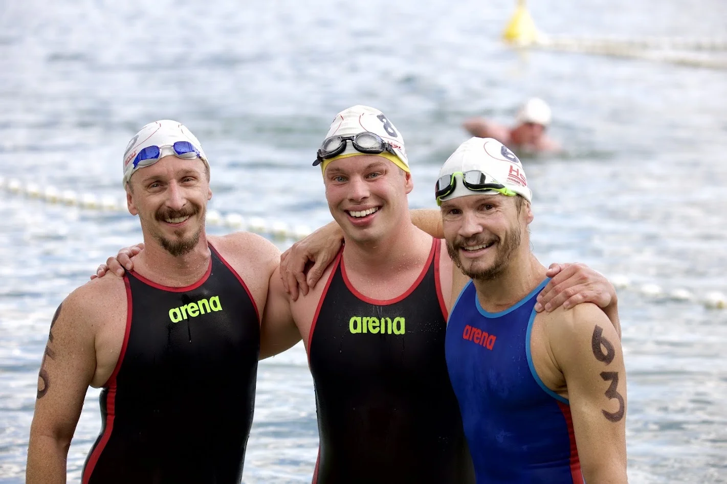 Bild: glückliche Schwimmer nach dem Absolvieren der Strecke