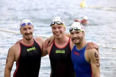 Vorschaubild: glückliche Schwimmer nach dem Absolvieren der Strecke