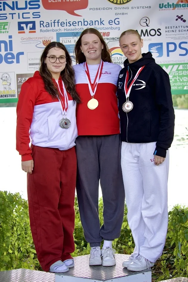 Bild: Siegerinnen über 5000m Freistil (Giovanna Vieten, Marie Strohalm, Marah Anais Becht v l n r)
