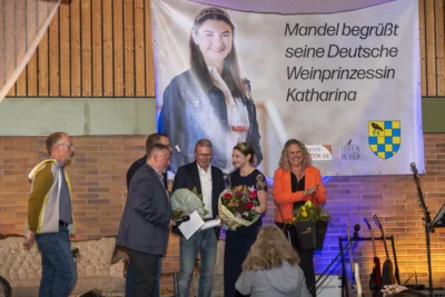 Empfang Weinprinzessin Katharina i d  Schlo&szlig;berghalle  (Bild vergr&ouml;&szlig;ern)