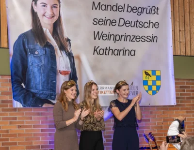 Empfang Weinprinzessin Katharina i d  Schlo&szlig;berghalle  (Bild vergr&ouml;&szlig;ern)
