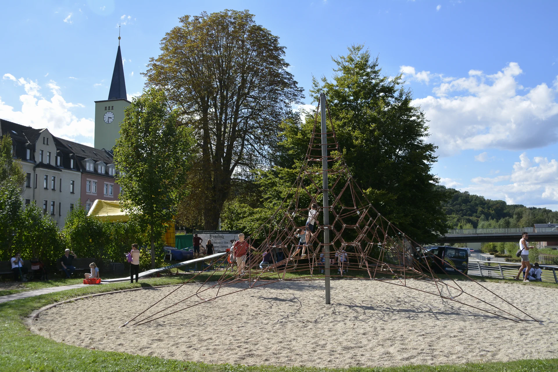 Bild: Andere kletterten auf dem Spielplatz