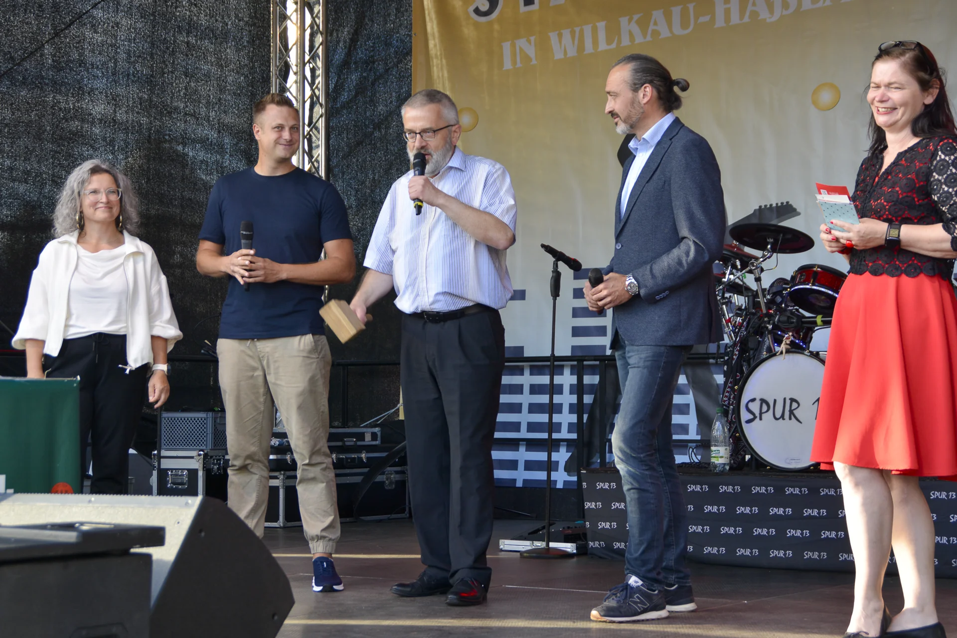 Bild: Bürgermeister Stefan Feustel führte den Fassbieranstich mit seinem Nachfolger Patrick Jusciak und den beiden Ortsvorstehern Susann Frölich und Danny Schwalbe durch.
