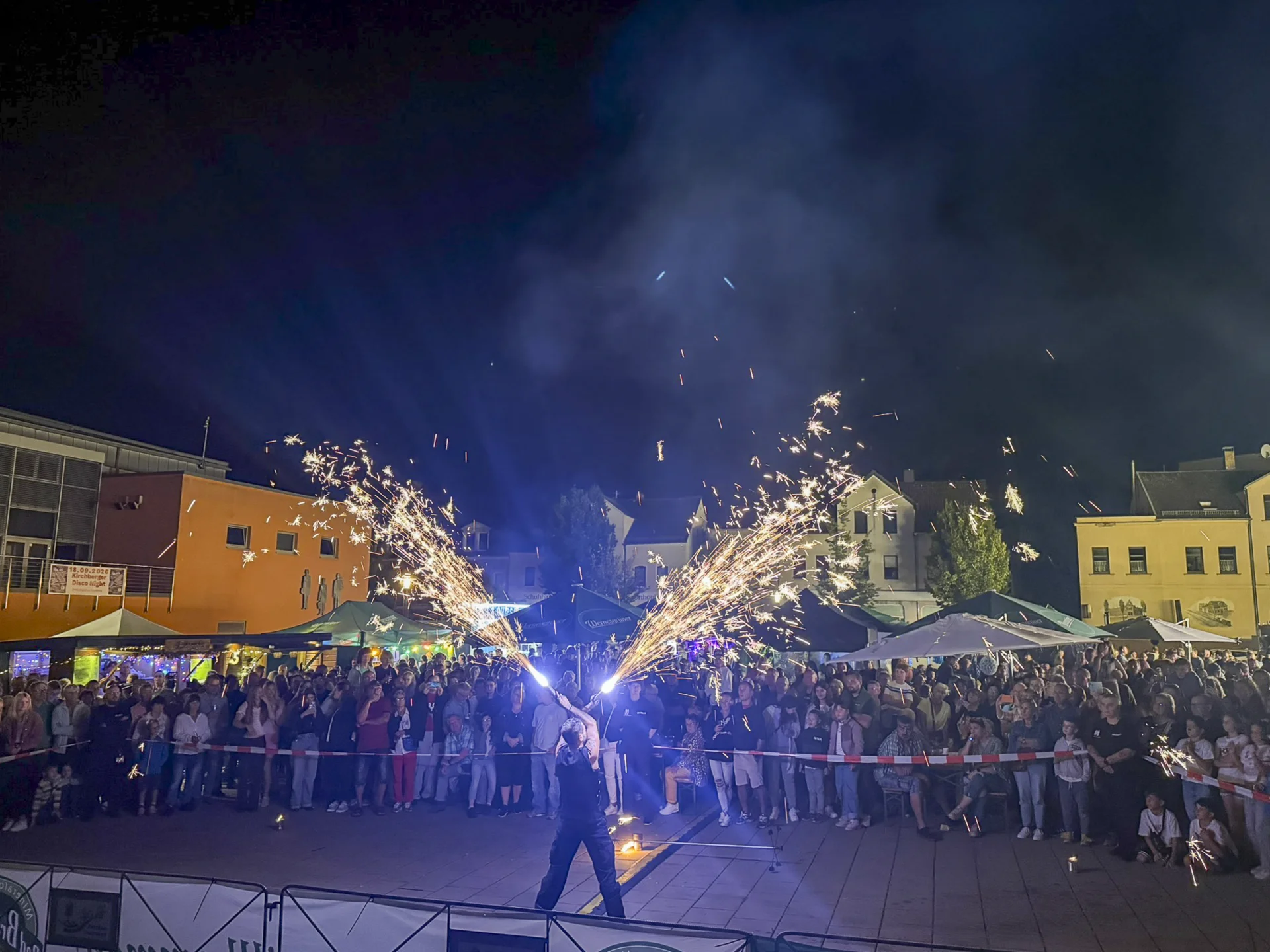 Bild: Am Abend folgten eine Feuershow