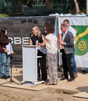 Foto des Albums: Grundsteinlegung des neuen Schulgebäudes