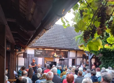 Foto des Albums: Paul Millns (UK) verzaubert den Pfarrhof mit seinem Programm 