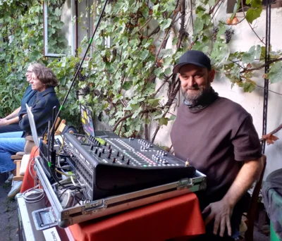 Foto des Albums: Paul Millns (UK) verzaubert den Pfarrhof mit seinem Programm 