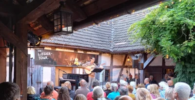 Foto des Albums: Paul Millns (UK) verzaubert den Pfarrhof mit seinem Programm 