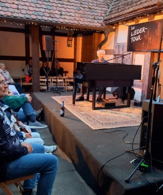 Foto des Albums: Paul Millns (UK) verzaubert den Pfarrhof mit seinem Programm 